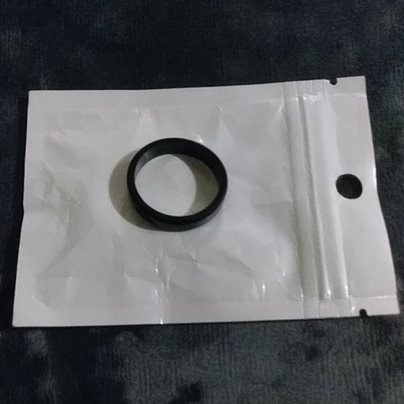 Pocket Silicone ring/Black size 13 free if bundled - Picture 2 of 2